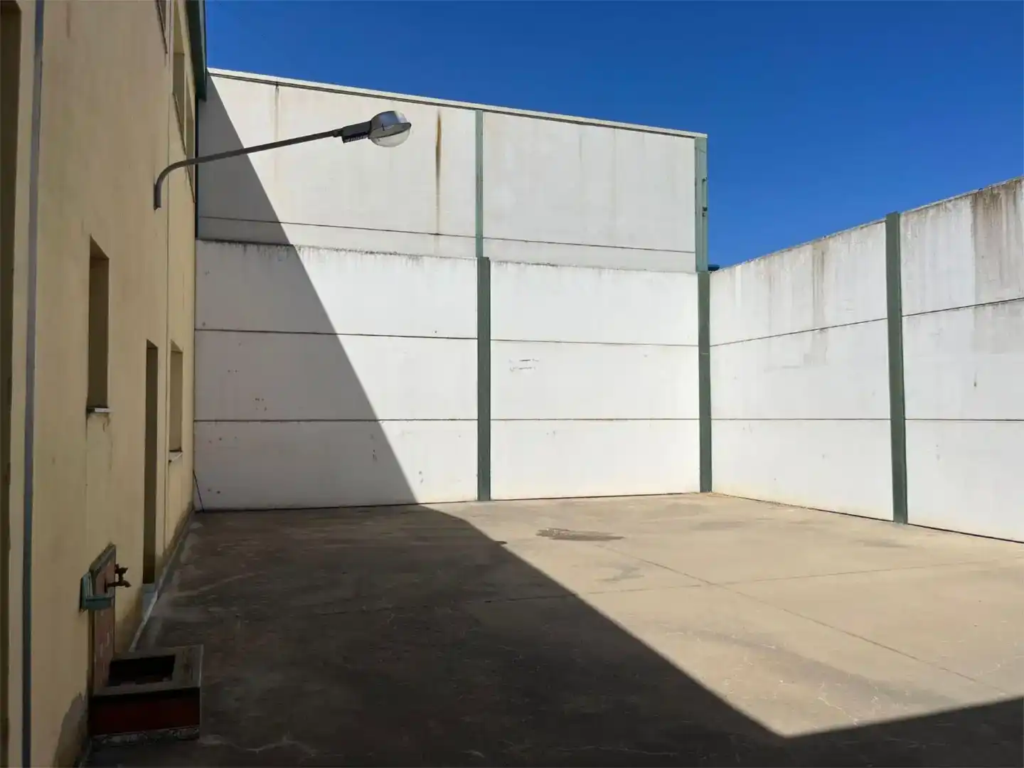 Vista exterior de Nave industrial en venta en La Puebla del Río