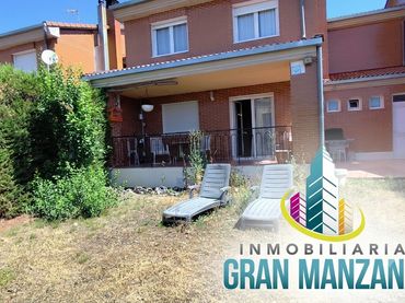 Casa aparellada amb jardí en venda a Calle Logroño 28