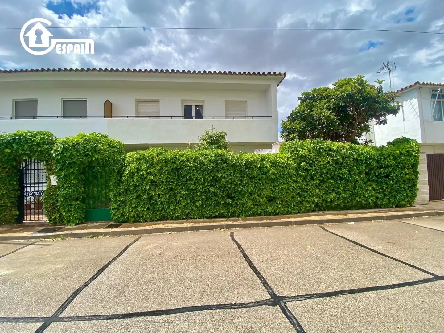 Vista exterior de Casa adosada en venta en Lillo con Calefacción, Jardín privado y Terraza