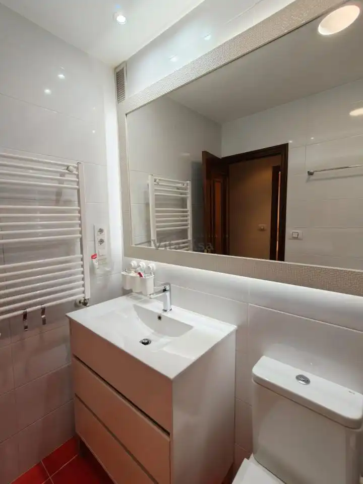 Bathroom of Flat for rent in Ourense Capital   with Heating, Parquet flooring and Furnished