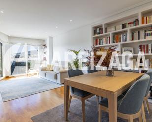 Sala d'estar de Pis en venda en Donostia - San Sebastián  amb Calefacció, Terrassa i Balcó