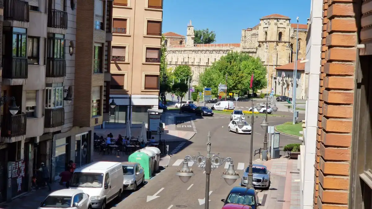 Vista exterior de Piso en venta en León Capital  con Calefacción, Parquet y Terraza