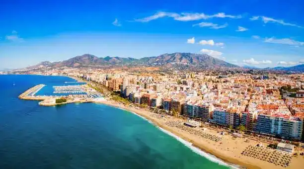 Außenansicht von Gebäude zum Verkauf in Fuengirola mit Alarm und Gemeinschaftspool
