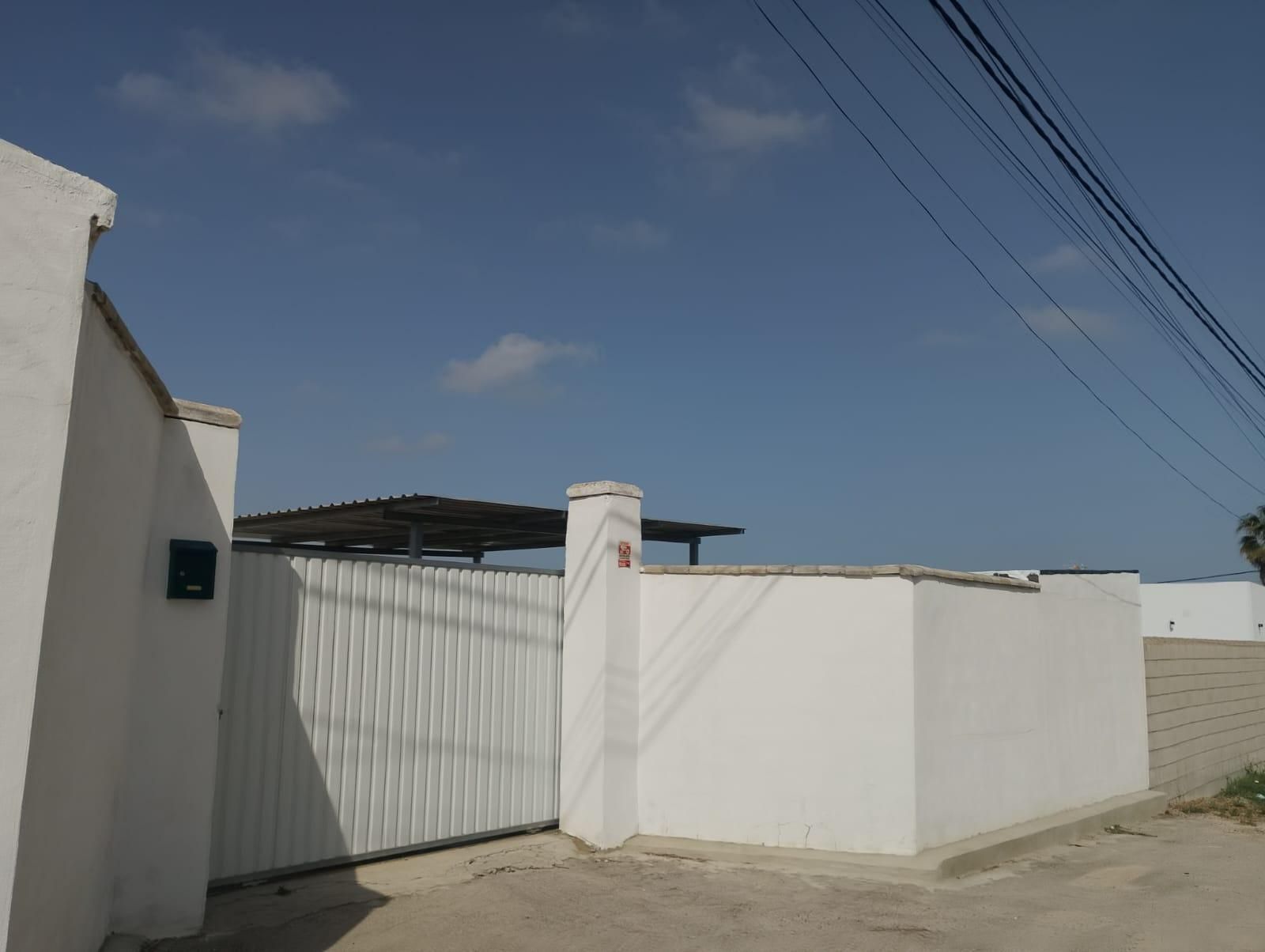 Vista exterior de Casa o xalet en venda en Chiclana de la Frontera amb Jardí privat i Traster