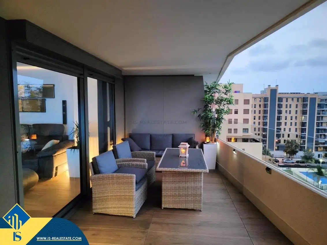 Terraza de Piso en venta en Alicante / Alacant con Terraza, Amueblado y Piscina comunitaria