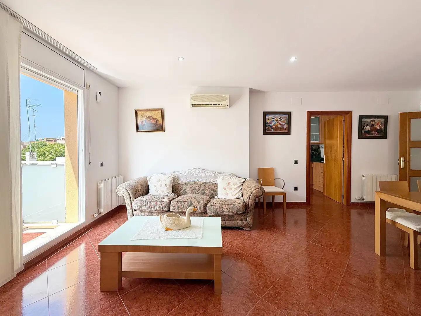 Sala d'estar de Casa adosada en venda en Sant Pere de Ribes amb Aire condicionat, Calefacció i Jardí privat