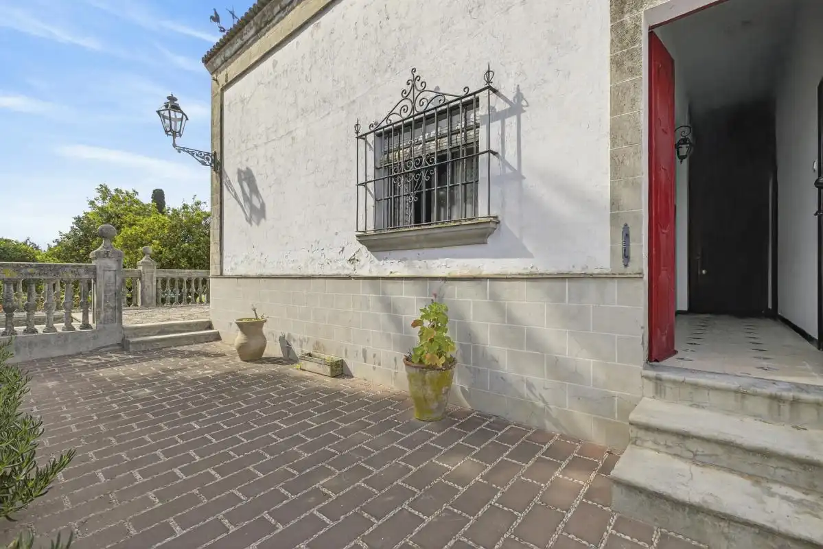 Außenansicht von Country house zum Verkauf in Lora del Río mit Heizung, Privatgarten und Terrasse