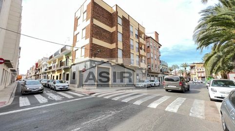 Excelente local con amplios escaparates a dos calles y con mucho paso de gente.