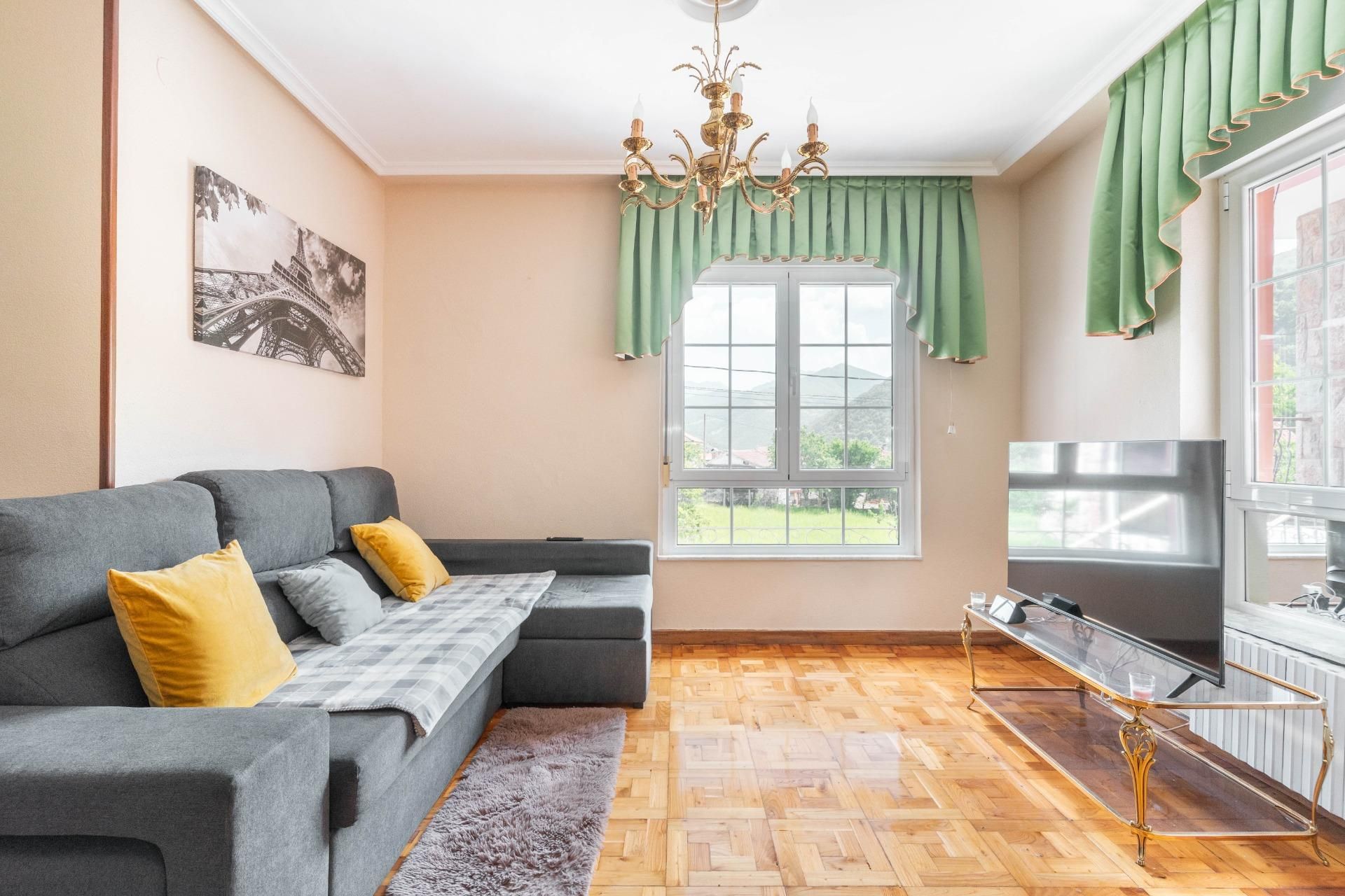 Sala d'estar de Casa o xalet en venda en Aller amb Jardí privat, Parquet i Terrassa