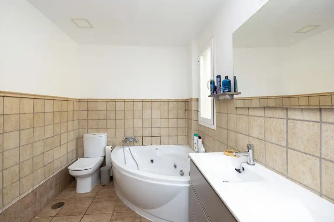 Baño de Casa o chalet en venta en La Zubia con Aire acondicionado, Calefacción y Jardín privado
