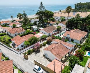 Vista exterior de Casa o xalet en venda en Manilva amb Aire condicionat, Jardí privat i Terrassa