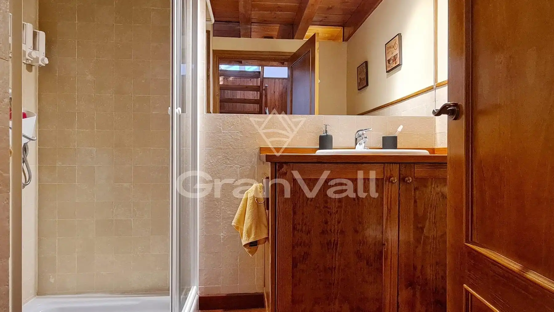 Badezimmer von Einfamilien-Reihenhaus zum Verkauf in Osséja mit Heizung, Parkett und Terrasse