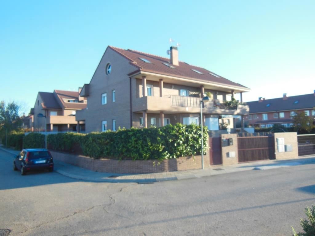 Vista exterior de Casa o xalet en venda en Algete amb Jardí privat, Terrassa i Traster