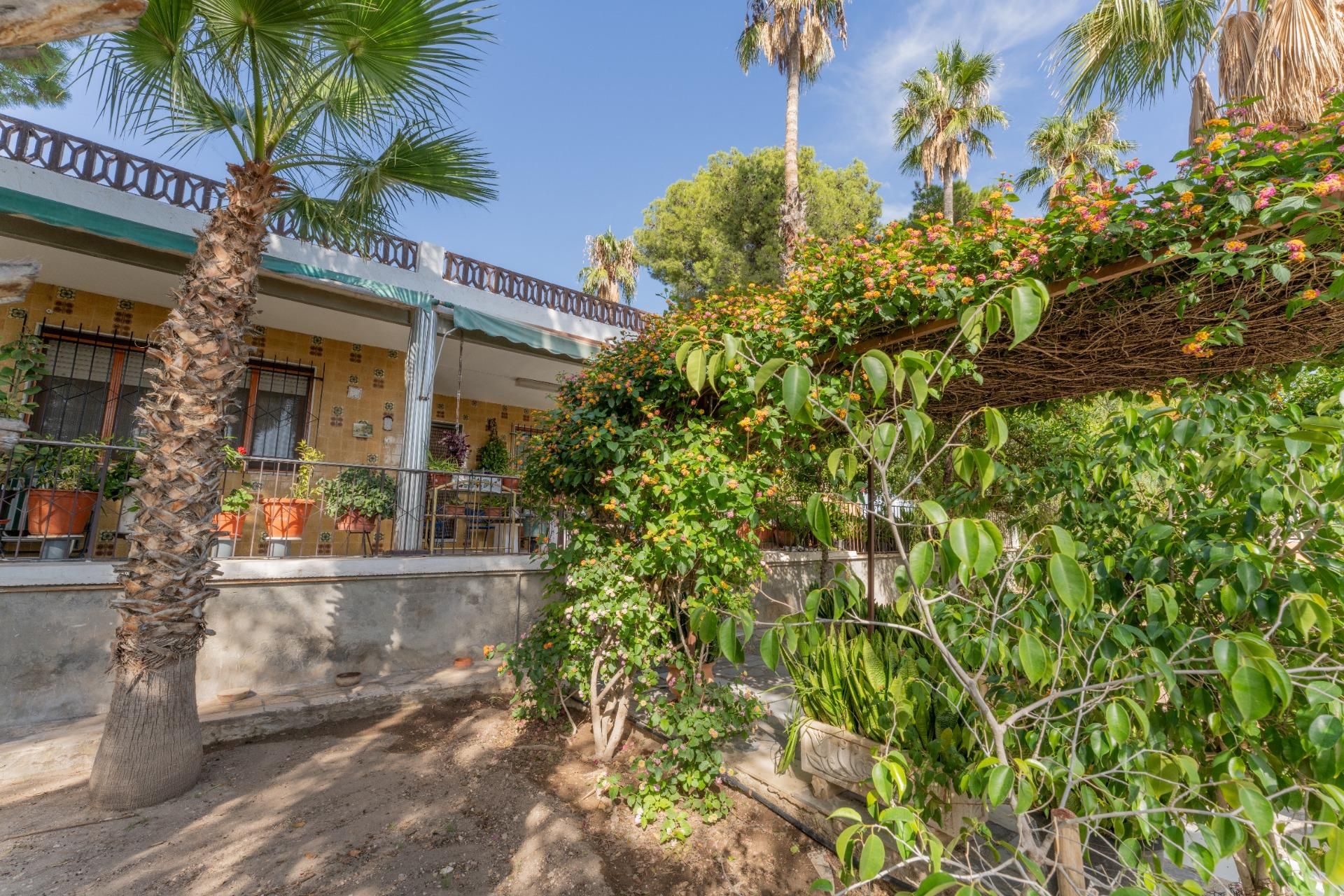 Garden of House or chalet for sale in Elche / Elx  with Air Conditioner, Private garden and Storage room