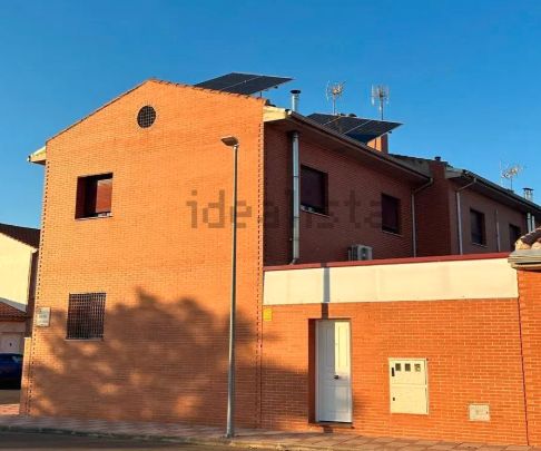 Vista exterior de Casa adosada en venta en Fernán Caballero con Aire acondicionado, Calefacción y Jardín privado