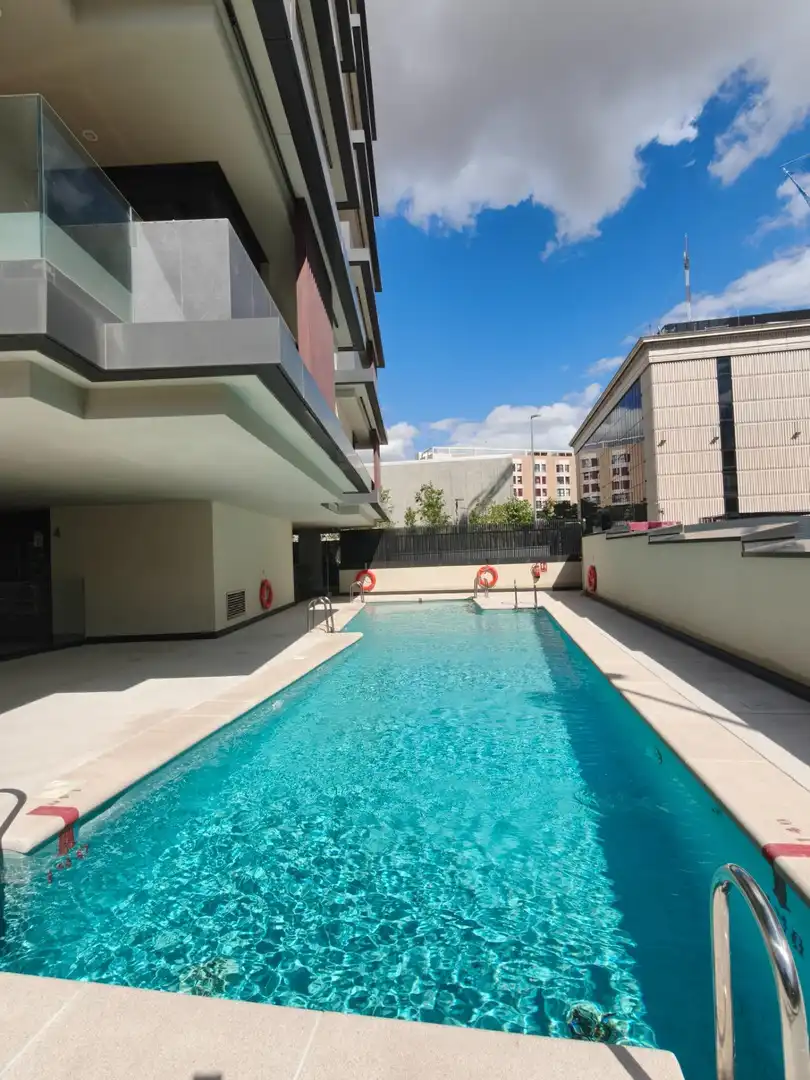 Piscina de Pis en venda en Madrid amb Aire condicionat, Calefacció i Terrassa