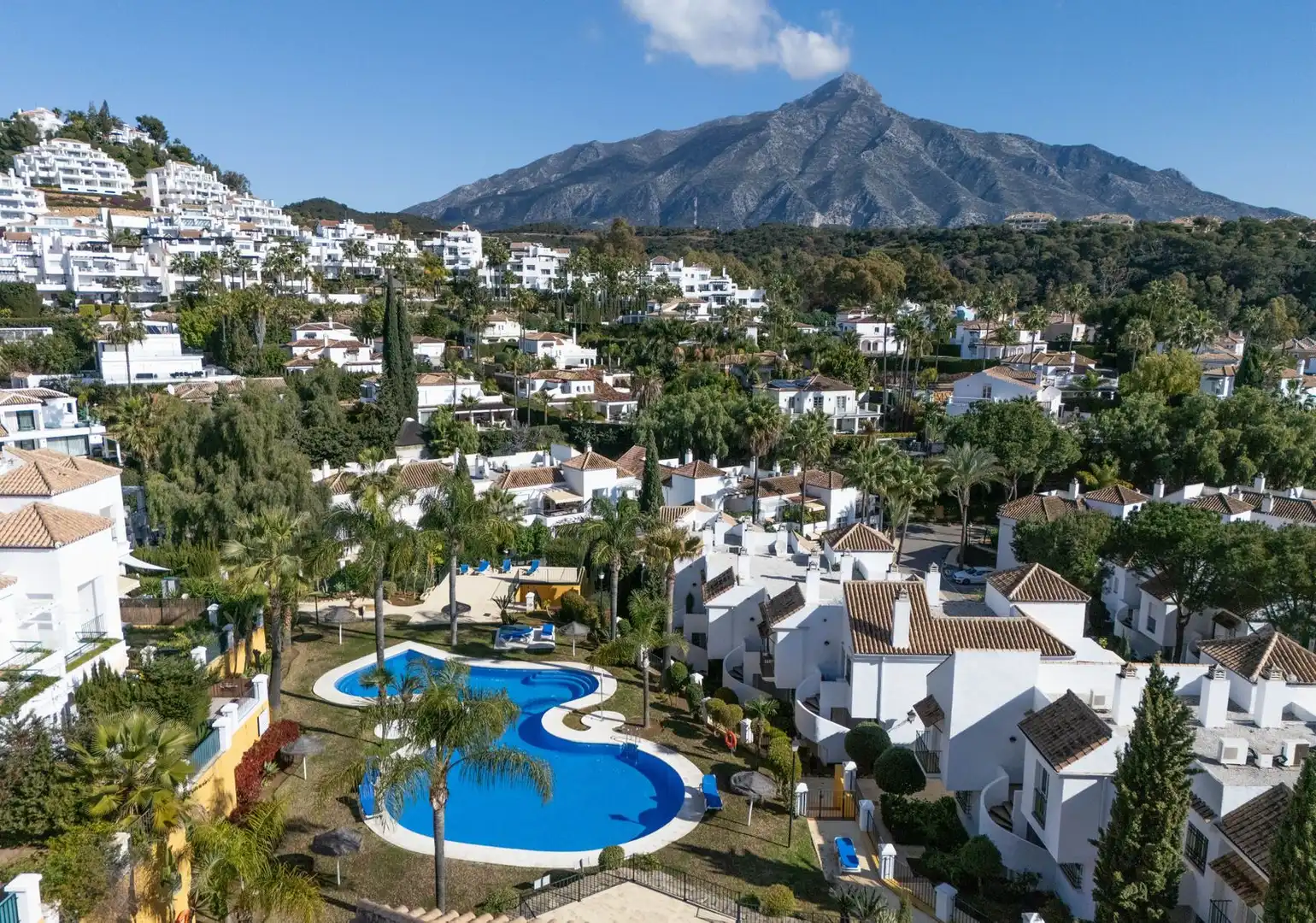 Vista exterior de Apartament en venda en Marbella amb Jardí privat, Terrassa i Moblat