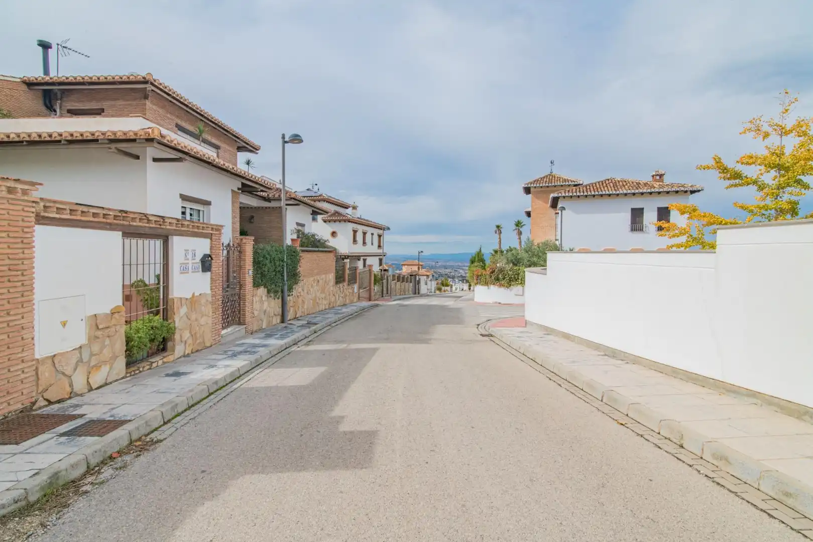 Vista exterior de Casa o xalet en venda en La Zubia amb Calefacció, Jardí privat i Terrassa
