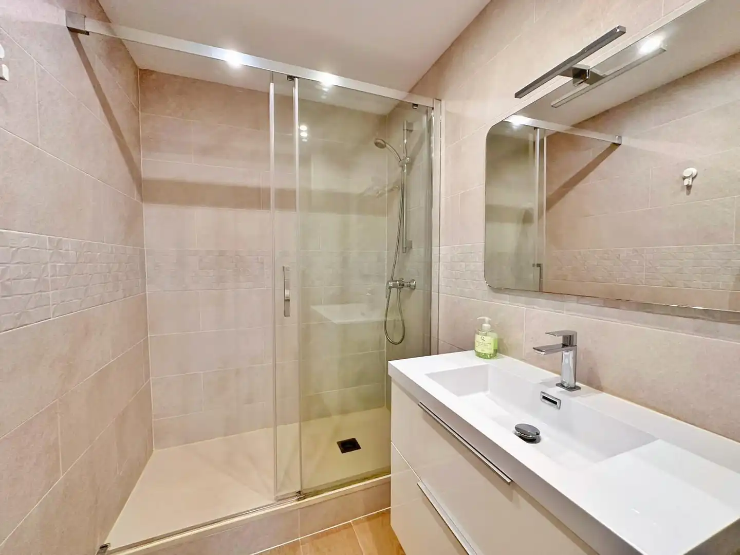 Bathroom of Flat for sale in Barcelona  with Air Conditioner, Heating and Furnished