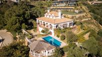 Vista exterior de Casa o xalet en venda en Benahavís amb Jardí privat, Terrassa i Piscina