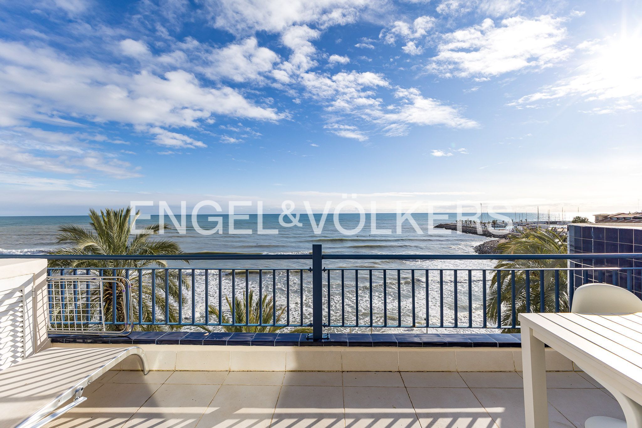 Vista exterior de Àtic de lloguer en Sitges amb Aire condicionat, Calefacció i Moblat