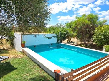 Country house with pool for sale in Pilas