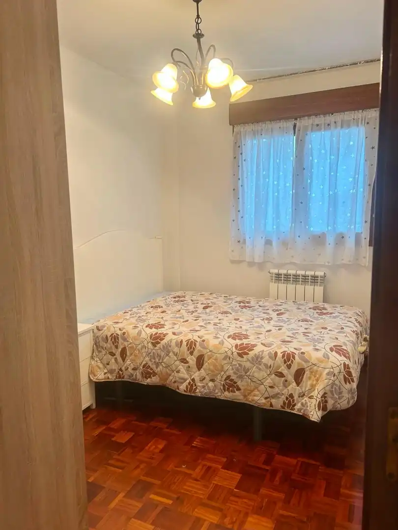 Schlafzimmer von Wohnung zur Miete in Gijón  mit Heizung, Parkett und Möbliert