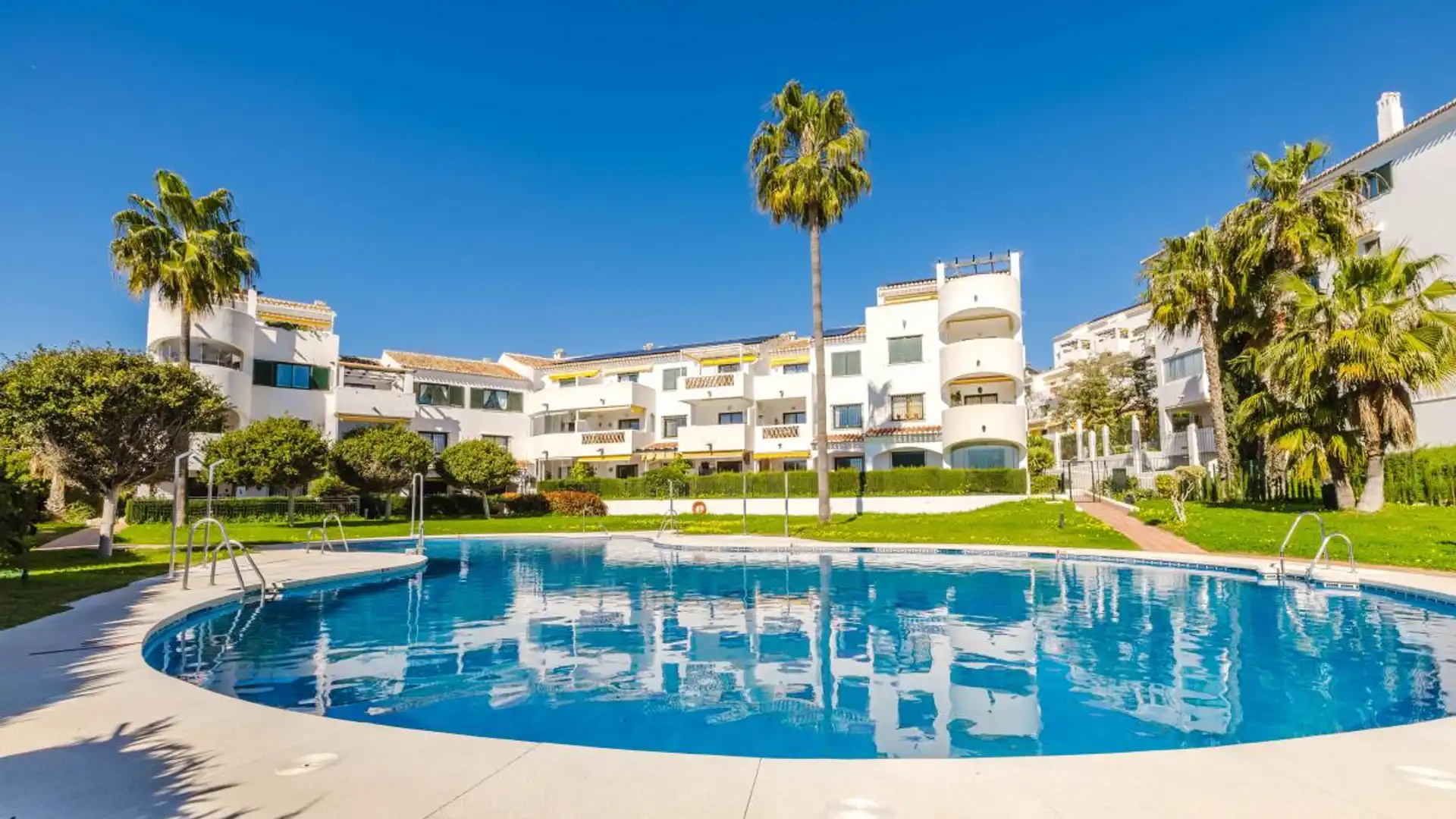 Vista exterior de Ático en venta en Benalmádena con Aire acondicionado, Calefacción y Jardín privado