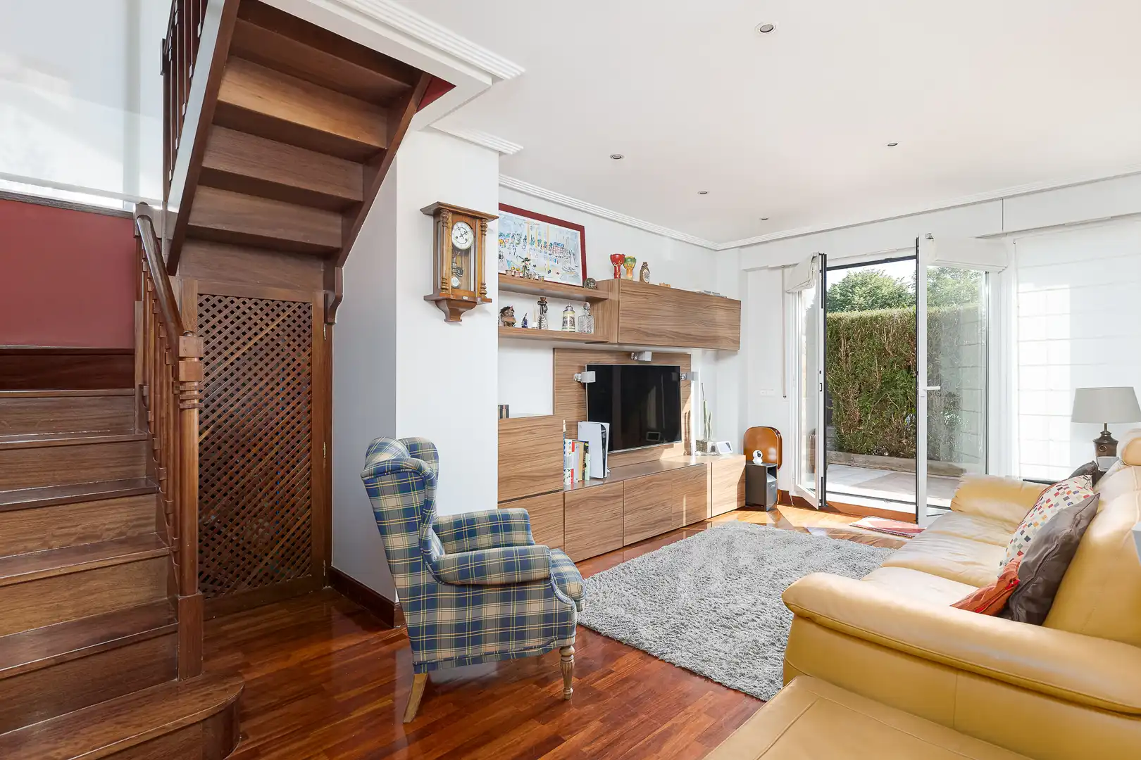Sala d'estar de Dúplex en venda en Donostia - San Sebastián  amb Calefacció, Jardí privat i Parquet