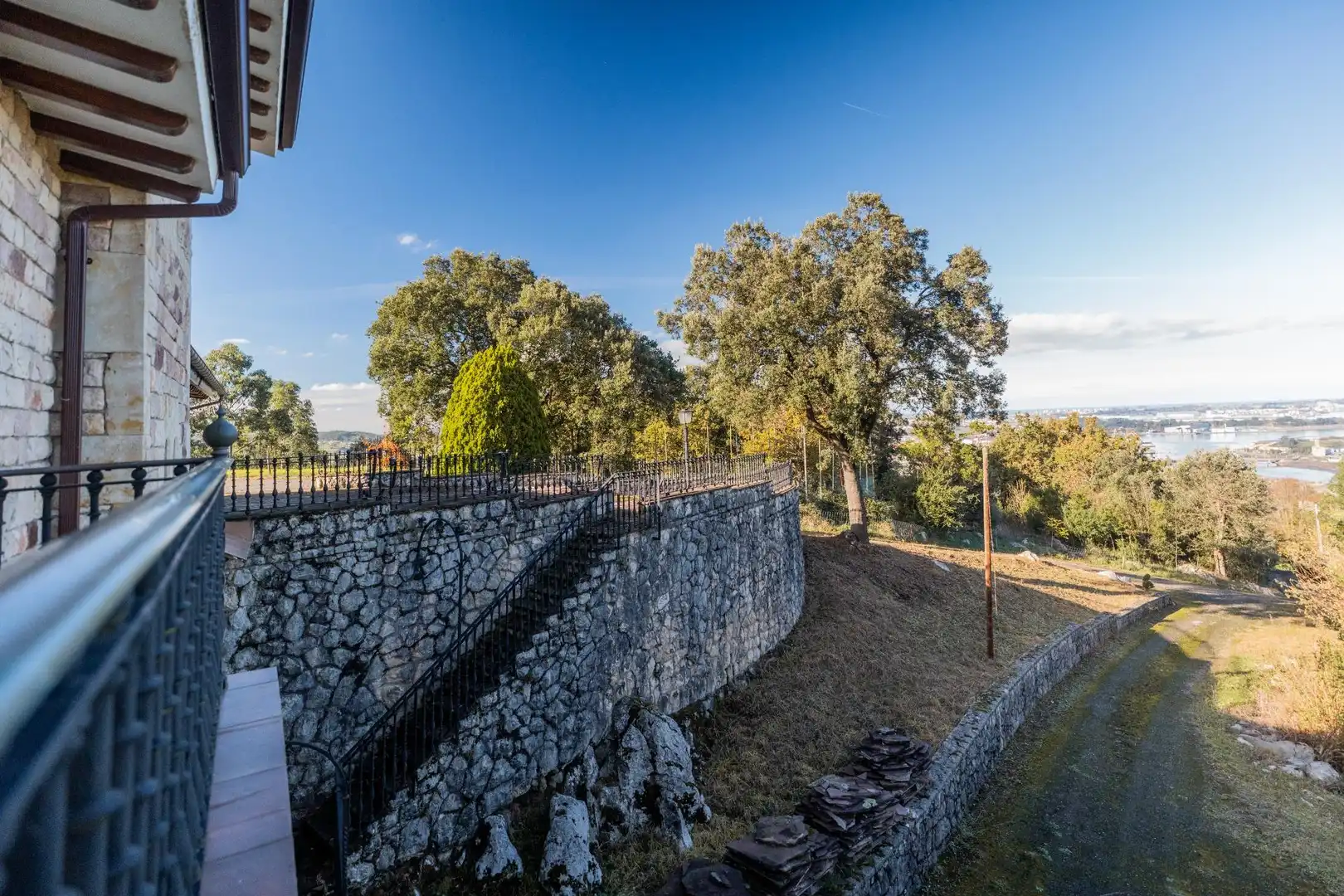 Terrassa de Casa o xalet en venda en Villaescusa (Cantabria) amb Calefacció, Jardí privat i Terrassa