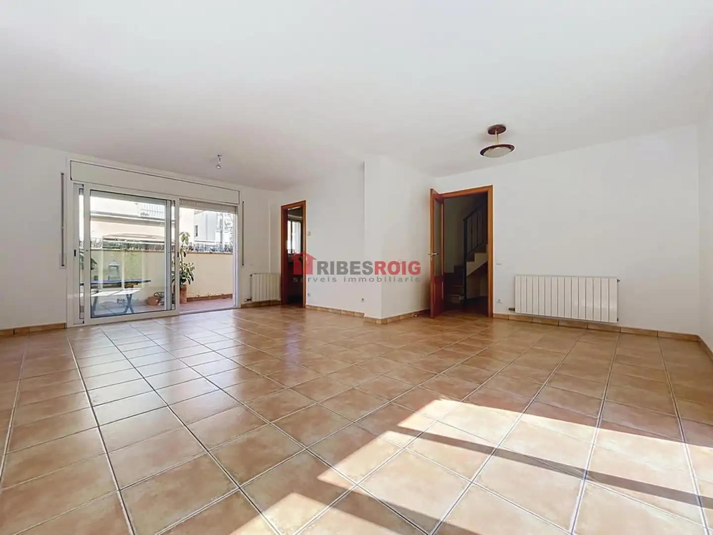 Vista exterior de Casa adosada en venda en Sant Pere de Ribes amb Calefacció, Jardí privat i Terrassa