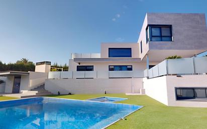 Vista exterior de Casa o xalet en venda en Picassent amb Terrassa i Piscina