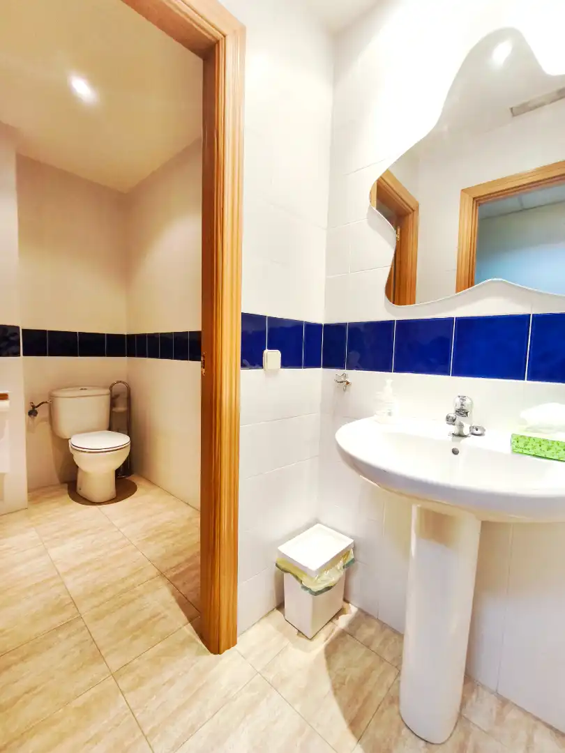 Baño de Local de alquiler en Alcorcón con Aire acondicionado y Amueblado