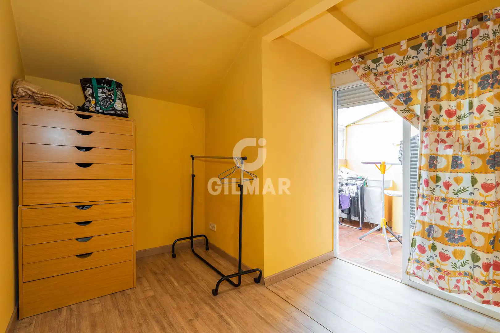 Habitación de Casa adosada en venta en Madrid con Calefacción, Jardín privado y Piscina