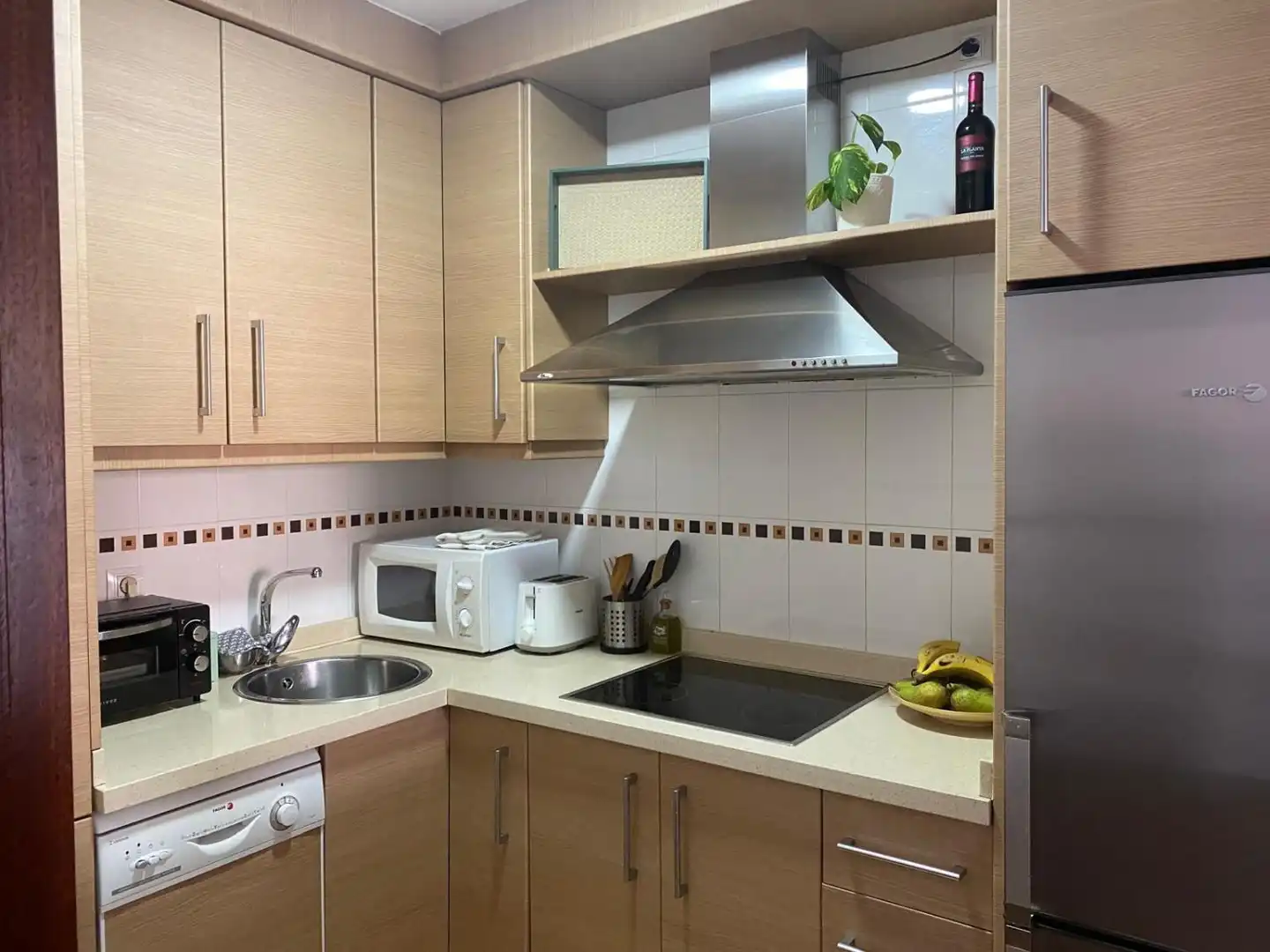 Cocina de Apartamento de alquiler en Huelva con Aire acondicionado, Amueblado y Balcón