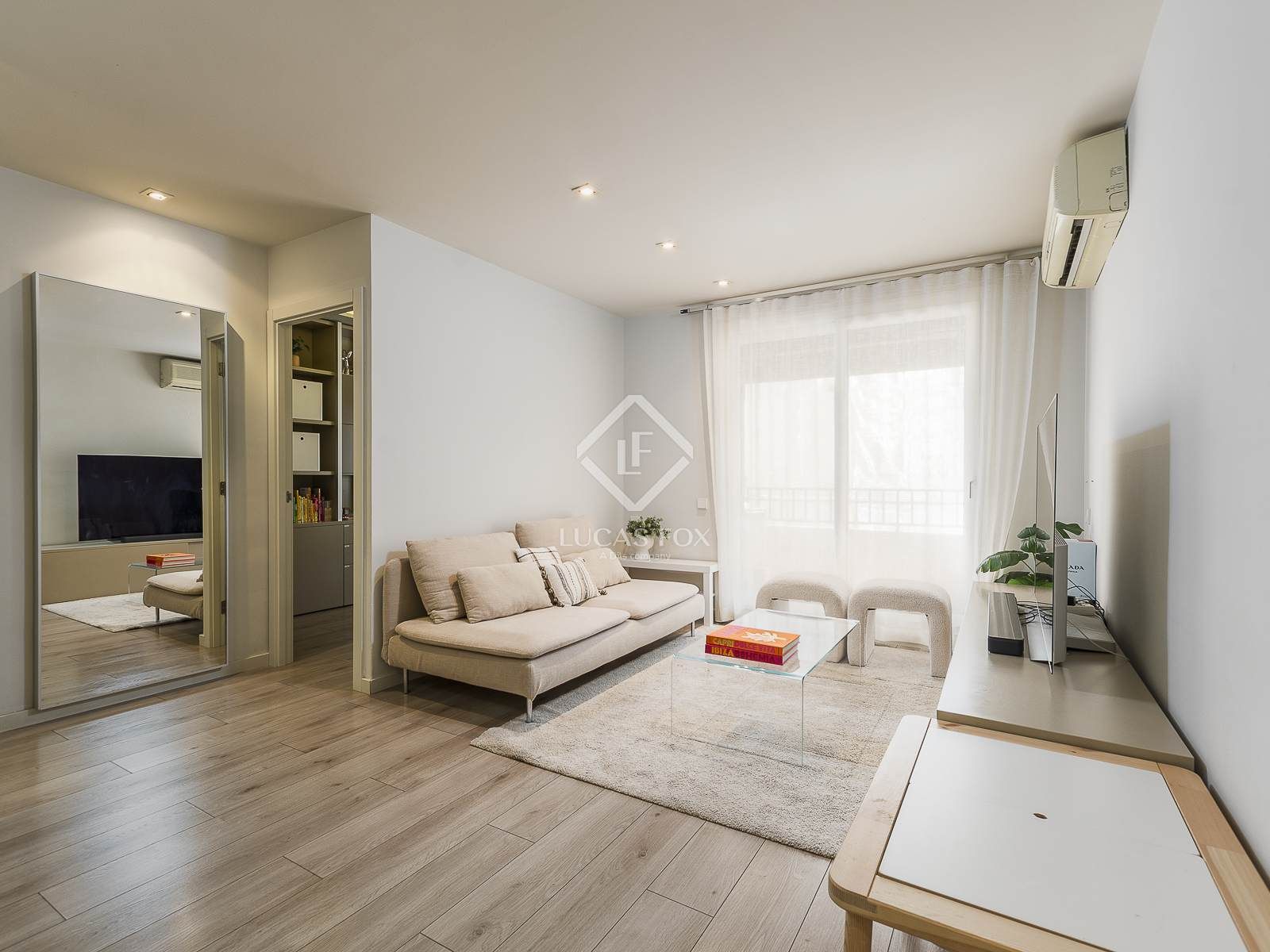 Sala d'estar de Pis en venda en  Barcelona Capital amb Aire condicionat, Parquet i Balcó