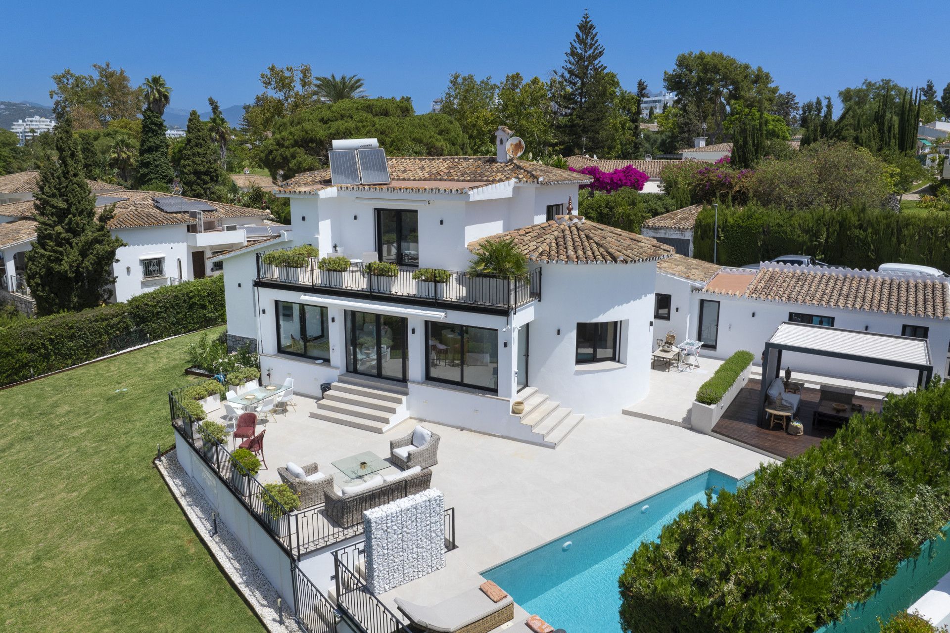 Exterior view of House or chalet for sale in Marbella  with Air Conditioner, Private garden and Terrace