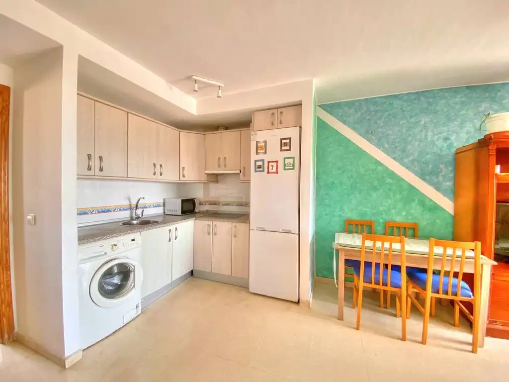 Cuina de Apartament de lloguer en Vélez-Málaga amb Terrassa, Moblat i Piscina comunitària