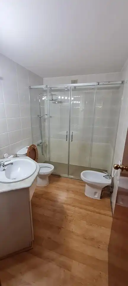 Badezimmer von Wohnung zum Verkauf in Montcada i Reixac mit Klimaanlage, Heizung und Parkett