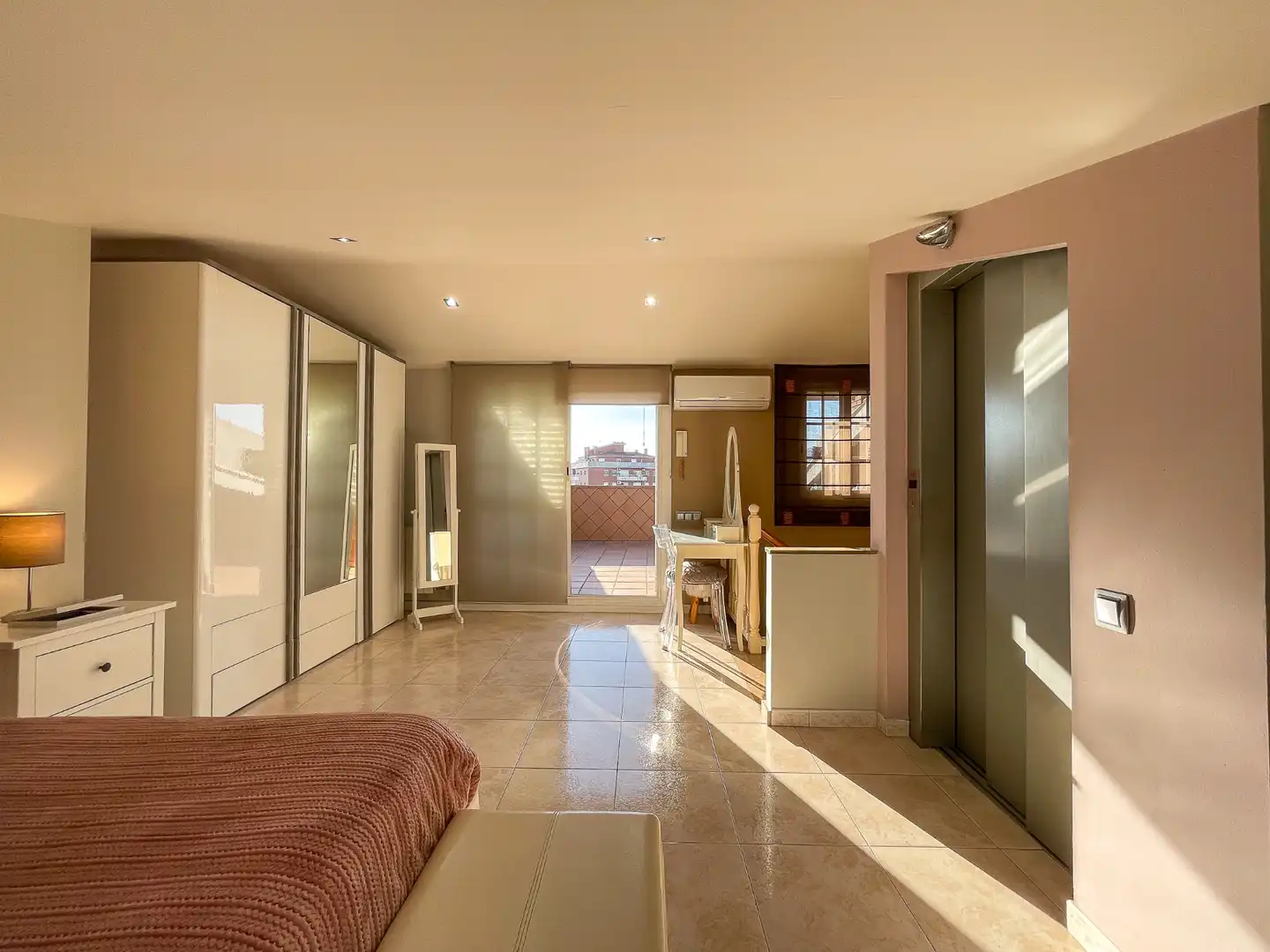 Habitación de Casa adosada en venta en Mataró con Aire acondicionado, Calefacción y Jardín privado