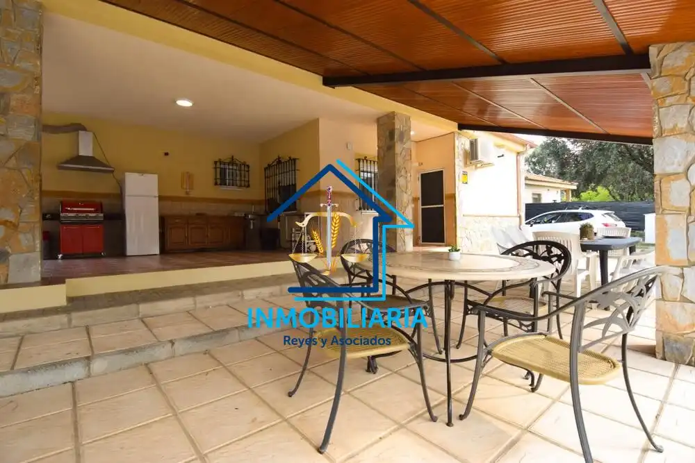 Vista exterior de Casa o xalet en venda en Córdoba amb Aire condicionat, Terrassa i Piscina