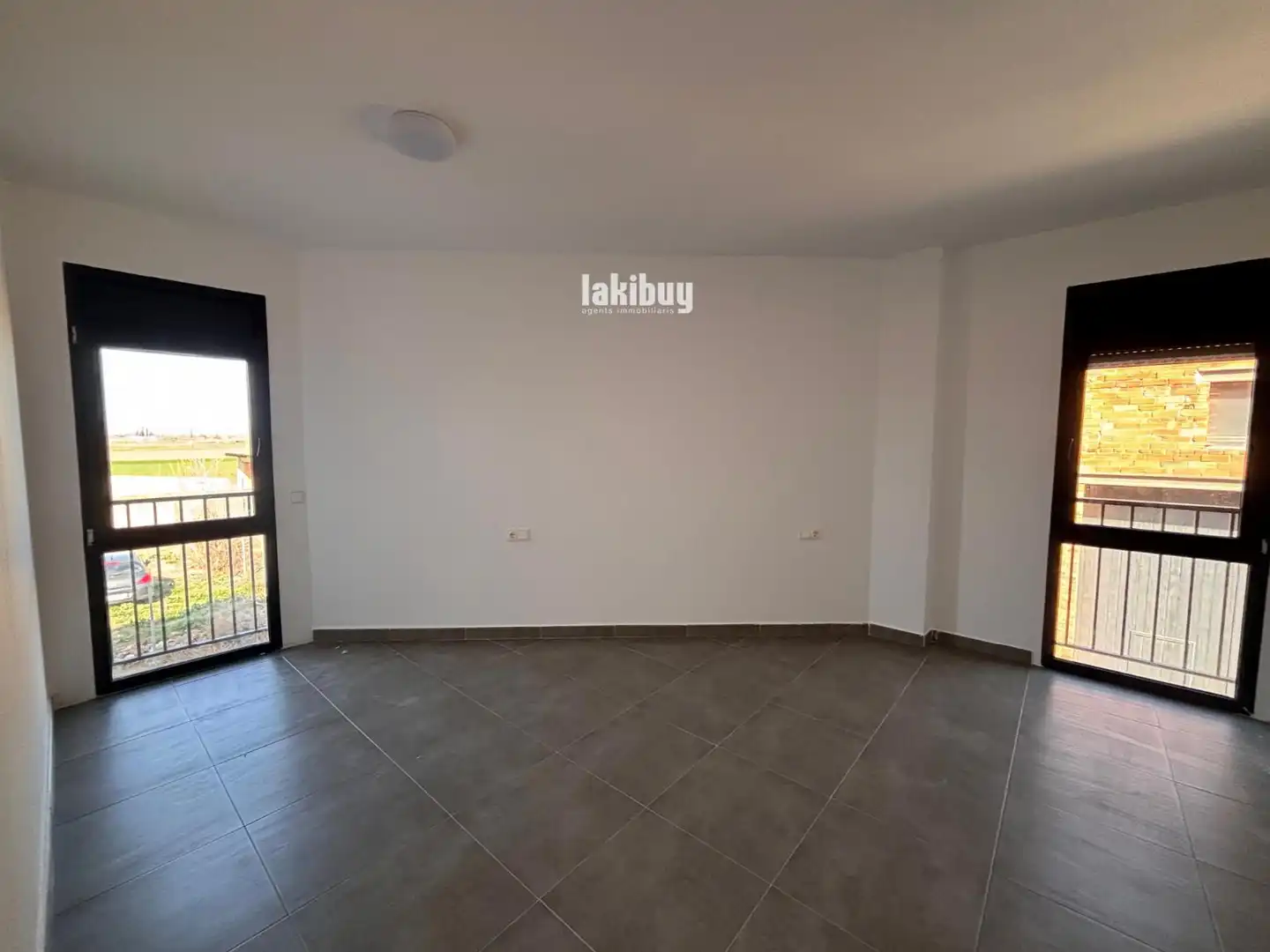 Wohnung zum Verkauf in La Fuliola mit Klimaanlage, Heizung und Terrasse