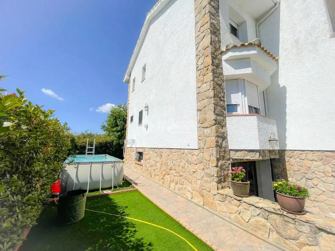 Vista exterior de Casa o xalet en venda en Guadarrama amb Calefacció