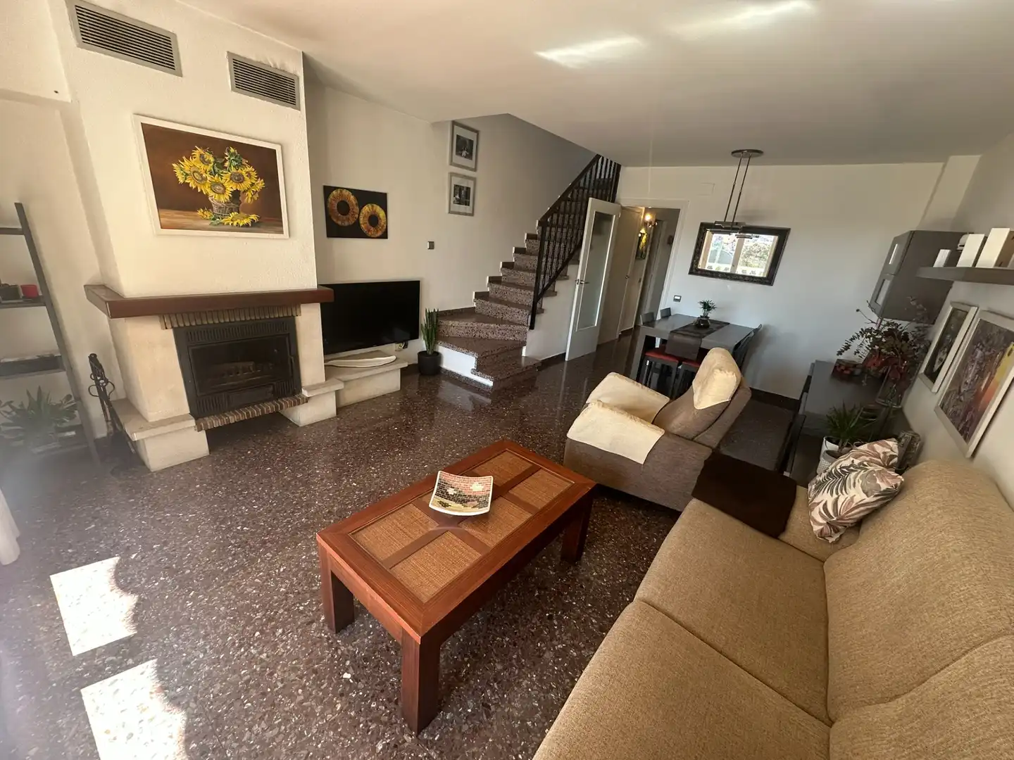 Sala d'estar de Casa adosada en venda en Santa Coloma de Gramenet amb Terrassa i Balcó