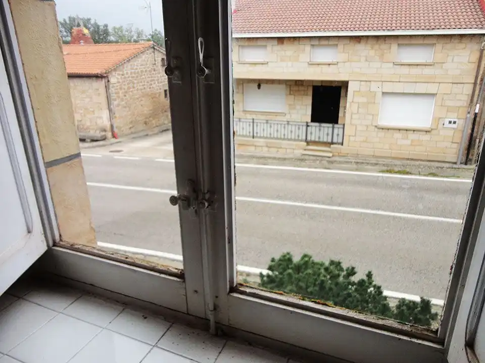 Vista exterior de Casa adosada en venda en Castrillo de la Reina amb Calefacció i Traster