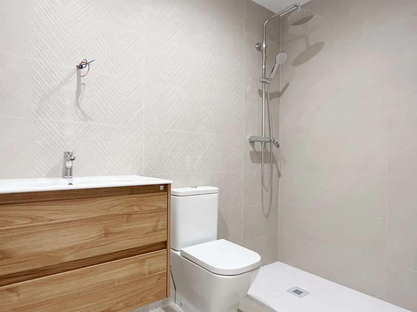 Badezimmer von Wohnung zur Miete in Valencia mit Klimaanlage, Heizung und Privatgarten