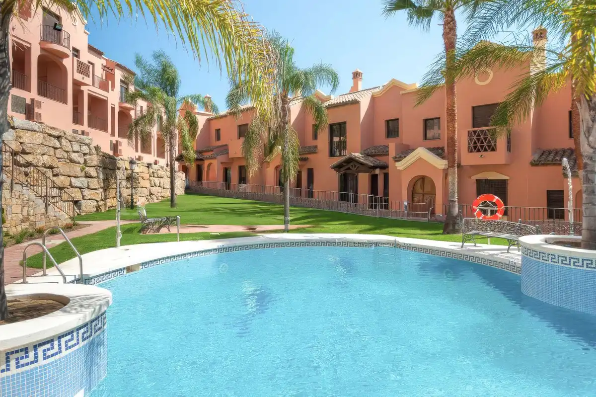 Jardín de Casa adosada en venta en Estepona con Aire acondicionado, Terraza y Piscina comunitaria