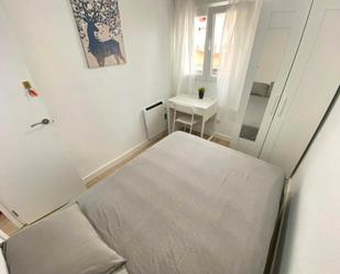 Bedroom of Flat to share in  Madrid Capital  with Heating, Washing machine and Internet