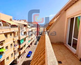 Vista exterior de Àtic en venda en Torrevieja amb Aire condicionat, Terrassa i Balcó