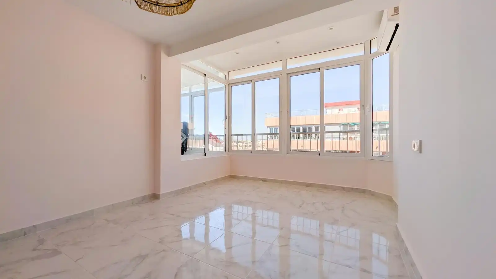 Sala d'estar de Àtic de lloguer amb opció a compra en Torrevieja amb Aire condicionat, Calefacció i Terrassa
